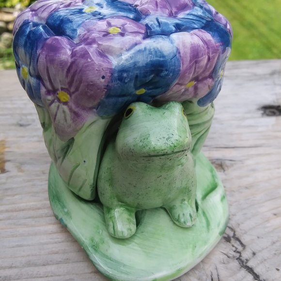 unique salt and pepper shakers frog under flowers - Picture 3 of 13